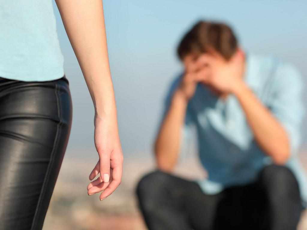 женщина уходит от мужчины
