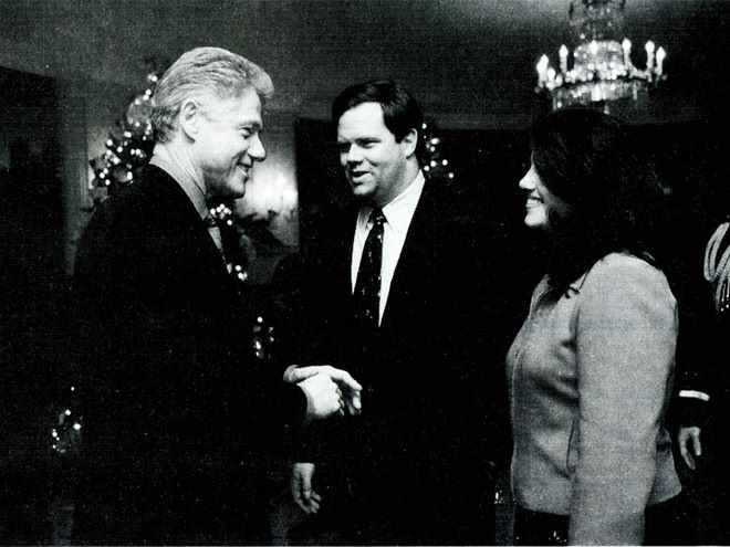 Моника Левински разговаривает с президентом в Белом Доме, 1996 год