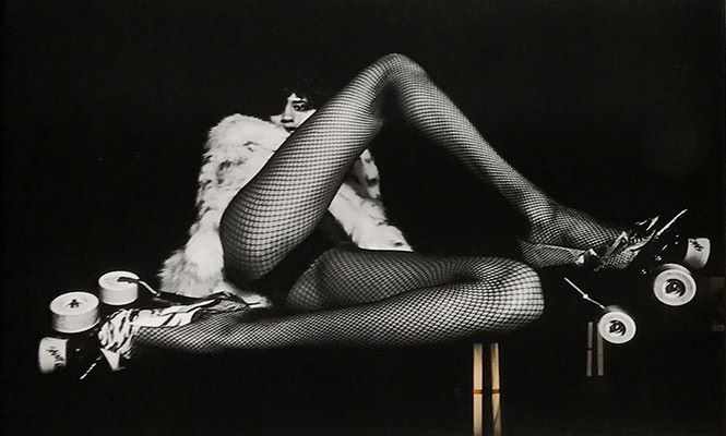 Здесь и в начале статьи - рекламная кампания Saint Laurent, признанная во Франции сексистской