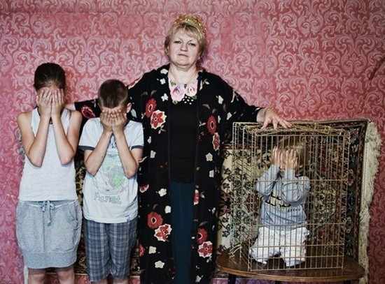Гиперзабота, которая выливается в постоянный контроль действий ребенка