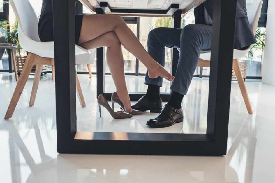 17 признаков, которые намекают, что коллега влюблен в вас по уши 17 признаков, которые намекают, что коллега влюблен в вас по уши, фото
