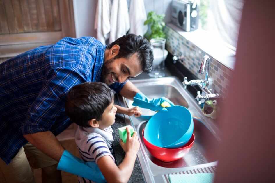 Обязанности мужа и жены: кто зарабатывает на жизнь, а кто моет посуду, фото