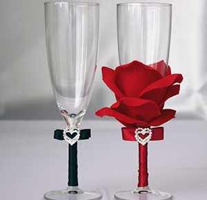 Украшение бокалов на свадьбу лепестками роз своими руками