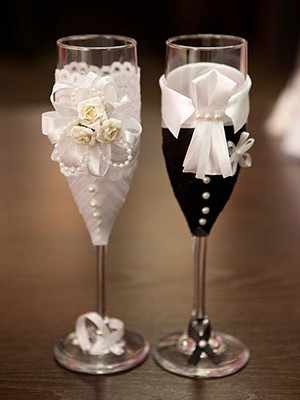 Распространенные варианты украшения бокалов на свадьбу своими руками